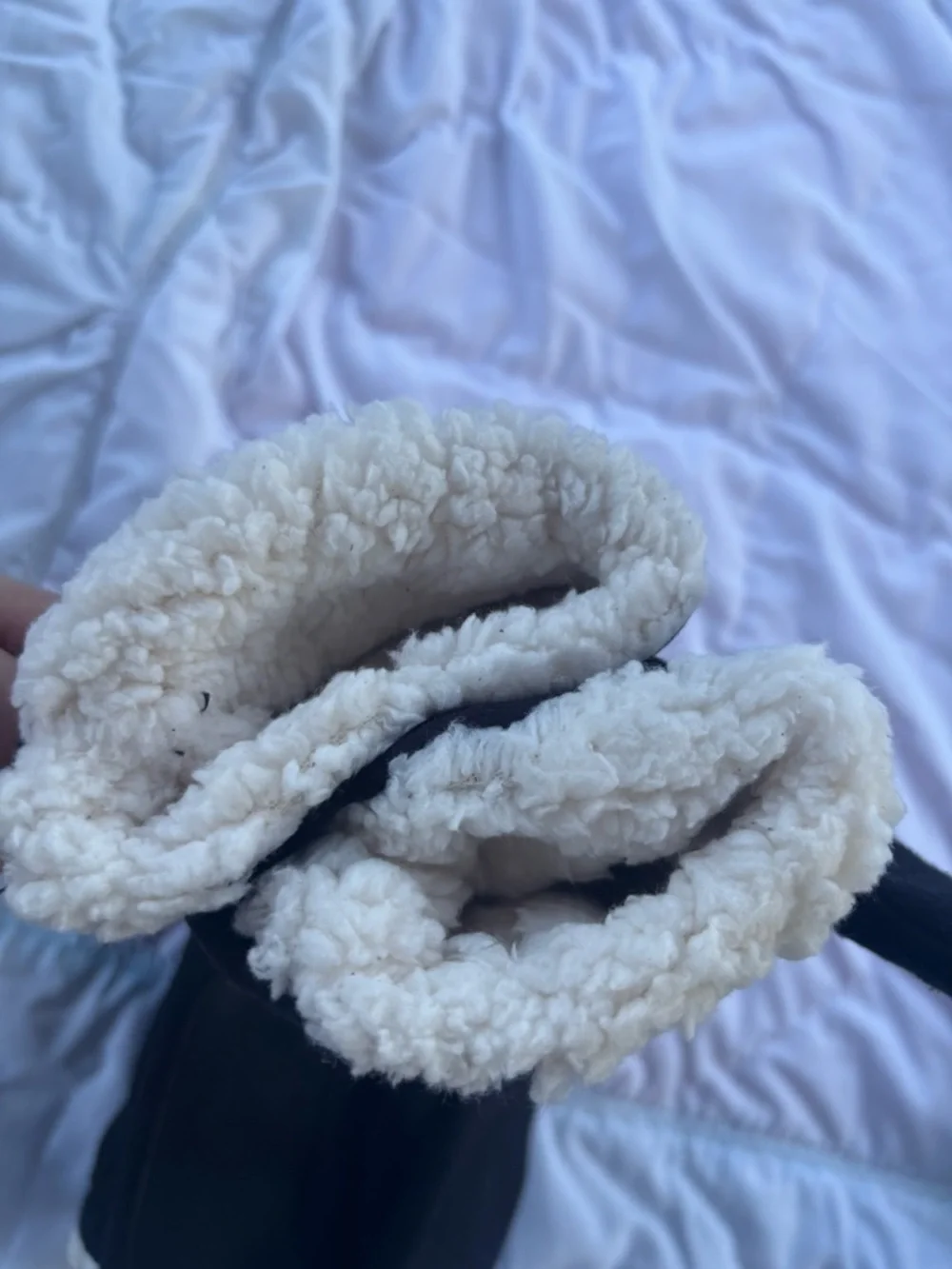 isotoner Black Mittens with Cream Sherpa Cuff - Picture 5 of 6